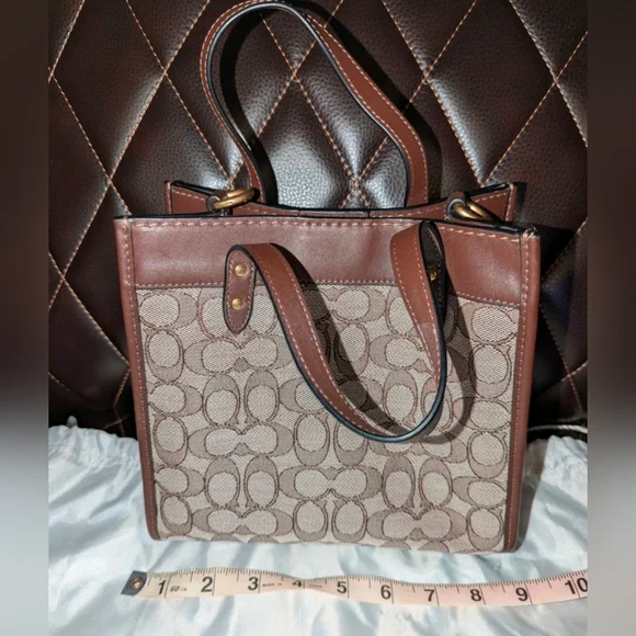 Coach Field Tote 22 Signature Jacquard Canvas  & Leather, EXCELLENT Condition - Picture 2 of 5